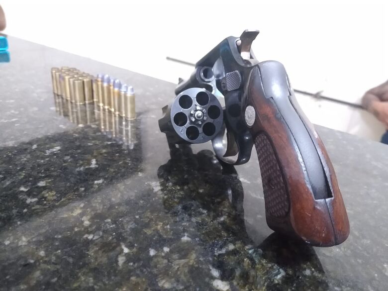 Homem é detido por porte ilegal de arma de fogo em Ibaté - Crédito: Luciano Lopes