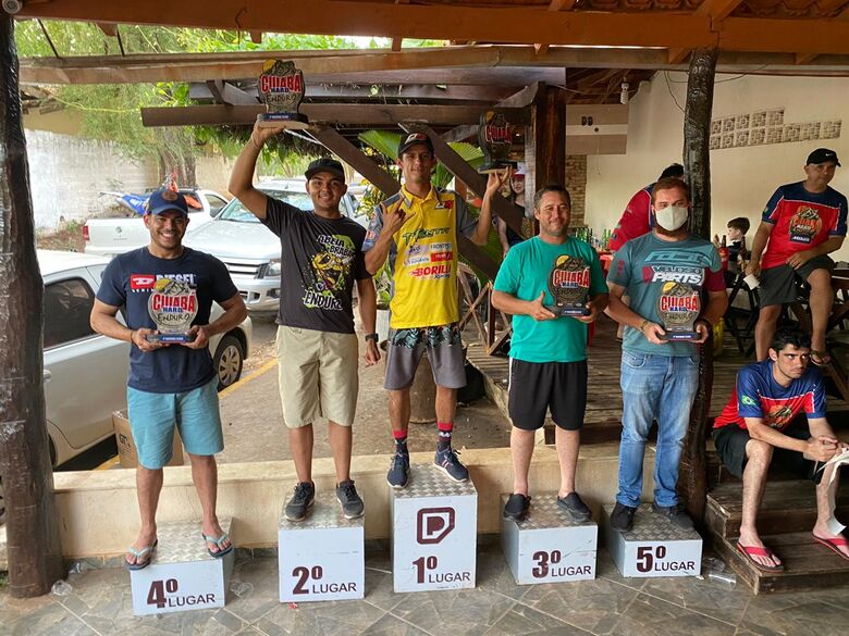 No pódio, Kauan comemora mais uma conquista: são-carlense é vice-líder do Nacional de Enduro de Motos - Crédito: Divulgação