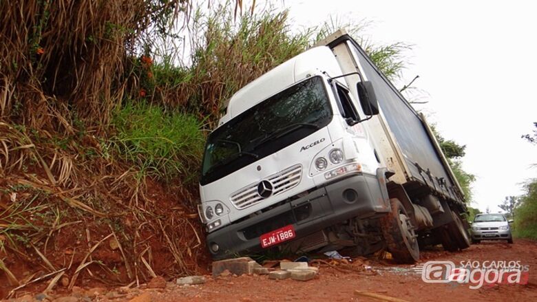 Caminhão atola e ladrões furtam a carga - São Carlos Agora