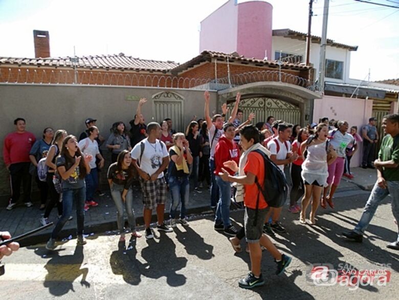 Alunos do Colégio São Vicente fazem protesto por demissões de