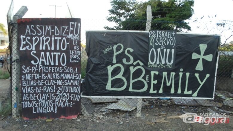 Placas Com Frases Estranhas Chamam A Atencao Na Gv Sao Carlos Agora