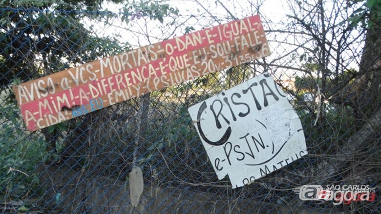 Placas Com Frases Estranhas Chamam A Atencao Na Gv Sao Carlos Agora