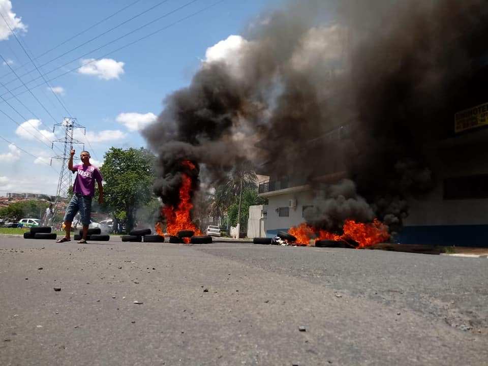 Populares atearam fogo em pneus em forma de protesto pela morte da menina