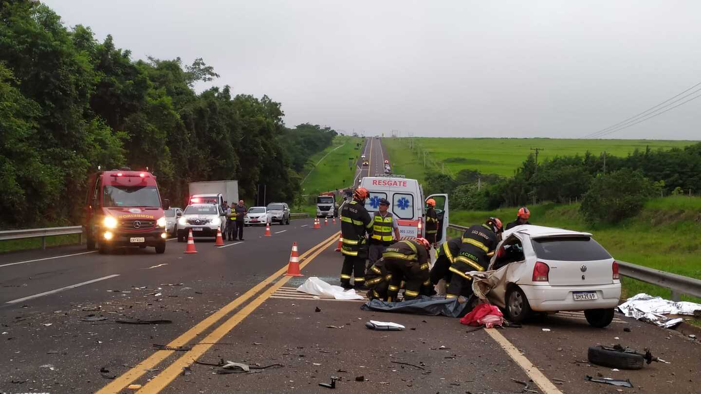 Acidente entre carro e caminhão em São Carlos mata 4 pessoas na SP