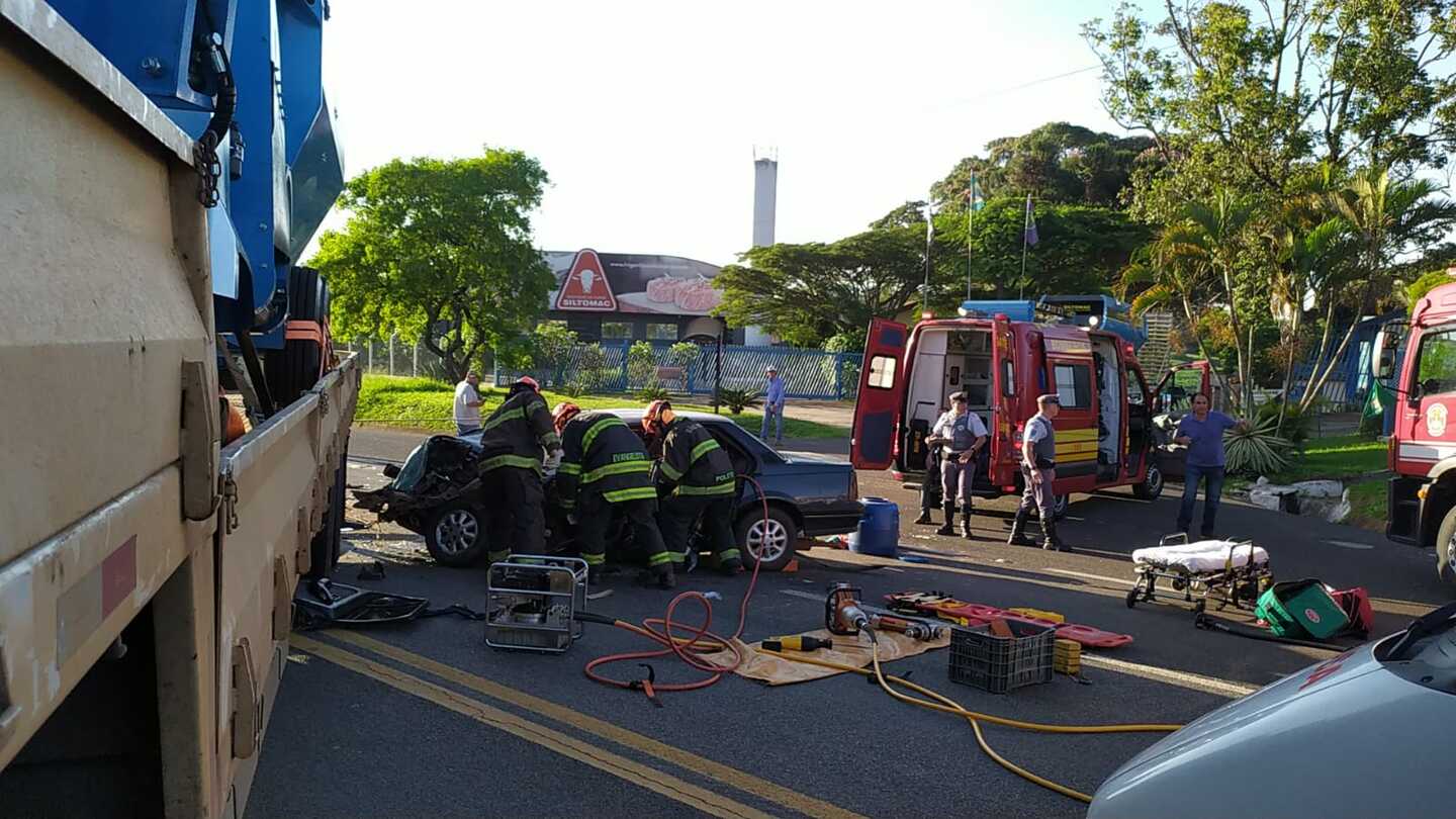 Acidente entre carro e caminhão em São Carlos mata 4 pessoas na SP