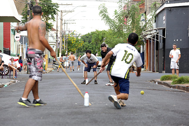 BRINCADEIRA DE INFÂNCIA JOGANDO TACO BETS NA PISTA ‹ Barbarius World › 