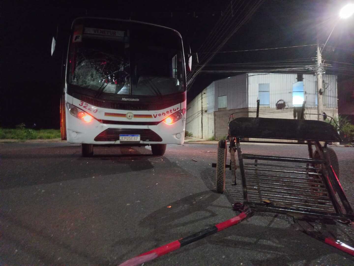 Acidente entre carro e caminhão em São Carlos mata 4 pessoas na SP-318, São Carlos e Araraquara