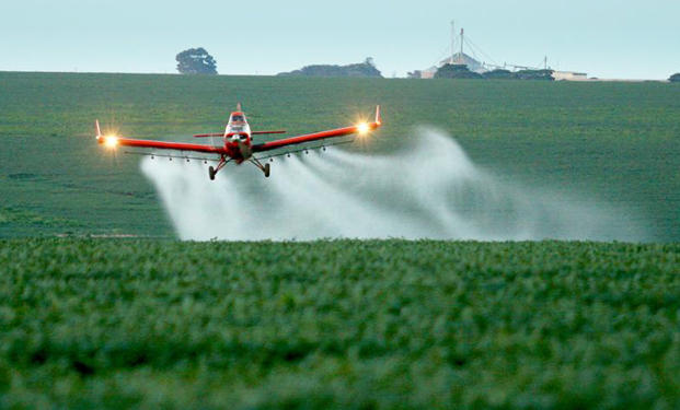 Lei recém aprovada permite que cidades brasileiras sejam pulverizadas por  veneno jogado de aviões