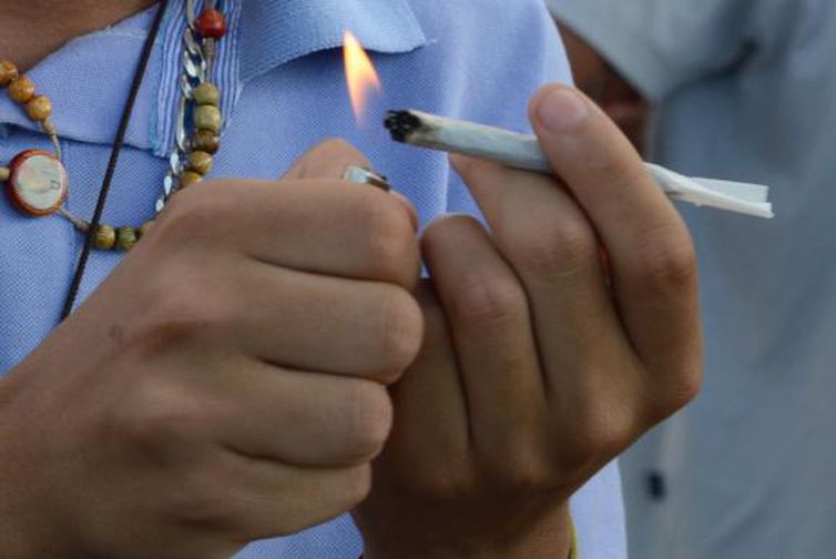 Pai é flagrado fumando maconha com criança de quatro anos dentro