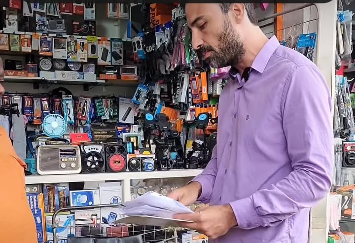 O vereador Djalma Nery no Shopping Popular: alguns permission&aacute;rios cometeram v&aacute;rias irregularidades e devem perder a autoriza&ccedil;&atilde;o para manter seus neg&oacute;cios