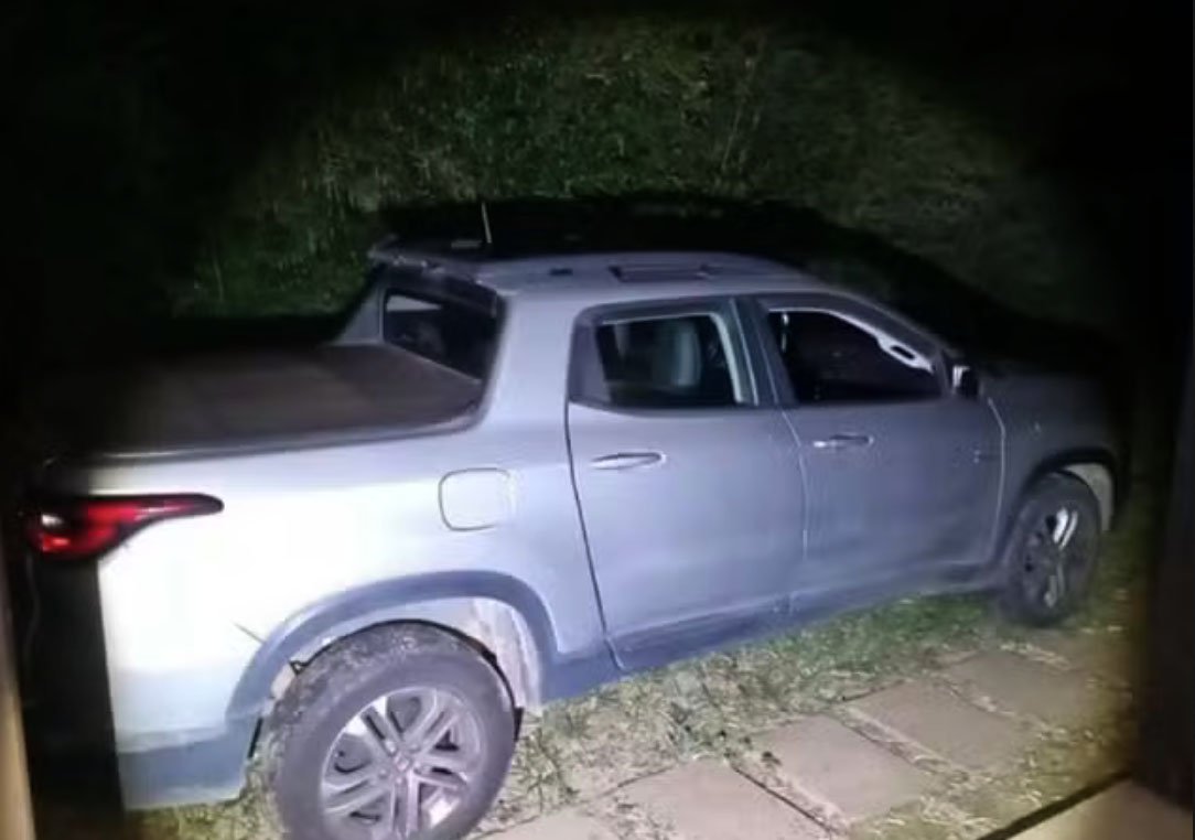 Carro onde casal foi encontrado morto