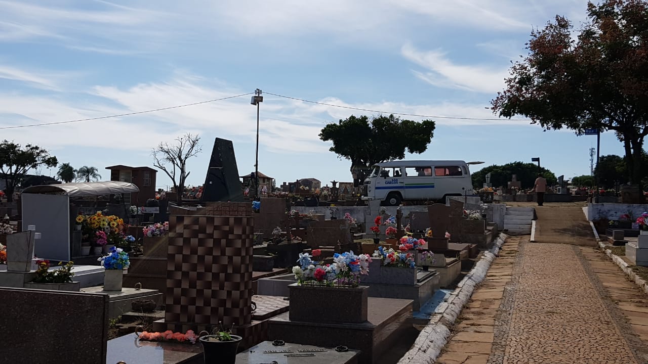 Cemitério Nossa Senhora do Carmo passa por limpeza - São Carlos Agora