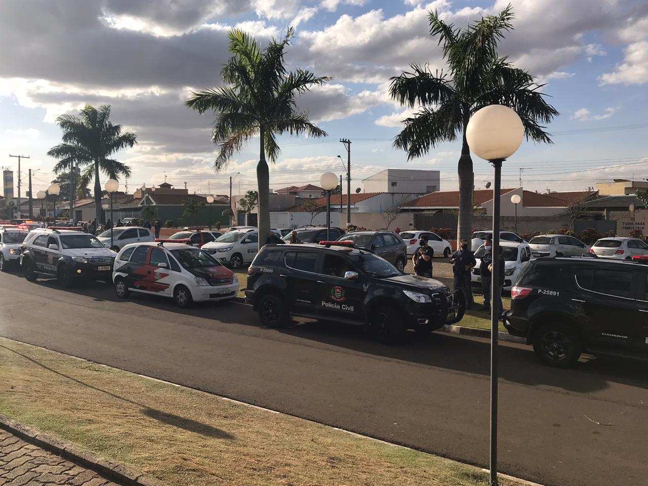 Amigos prestam a última homenagem a policial civil que faleceu em Ibaté
